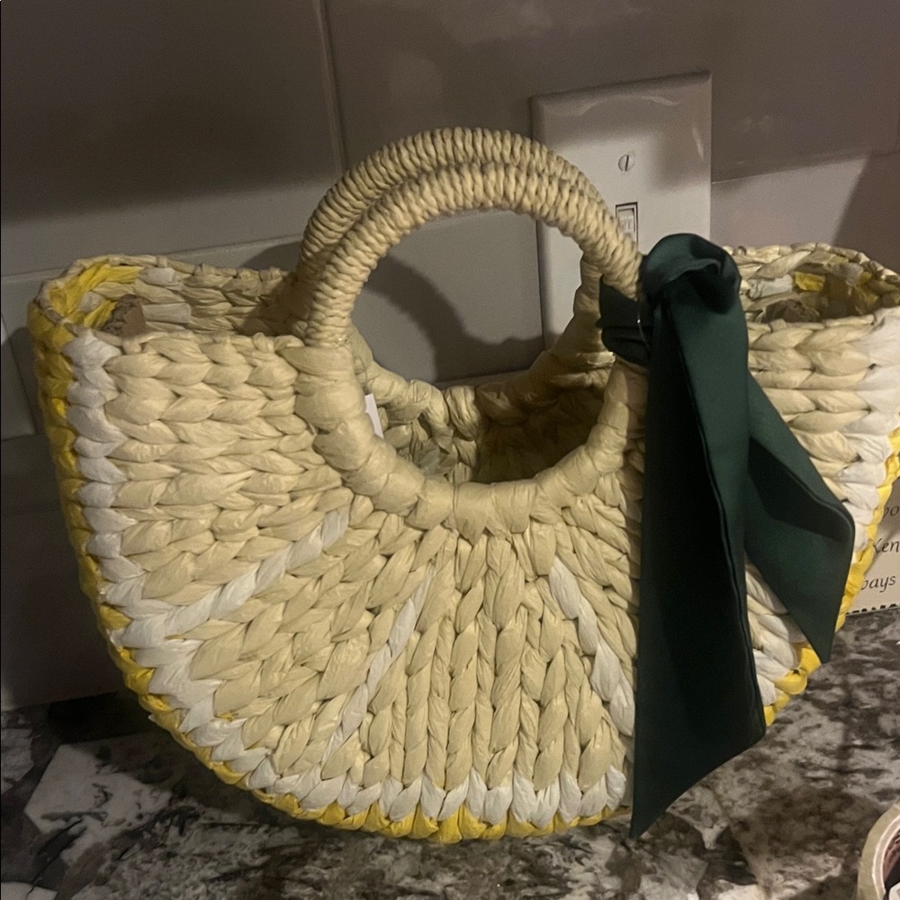 Chic Woven Handbag with Green Accent